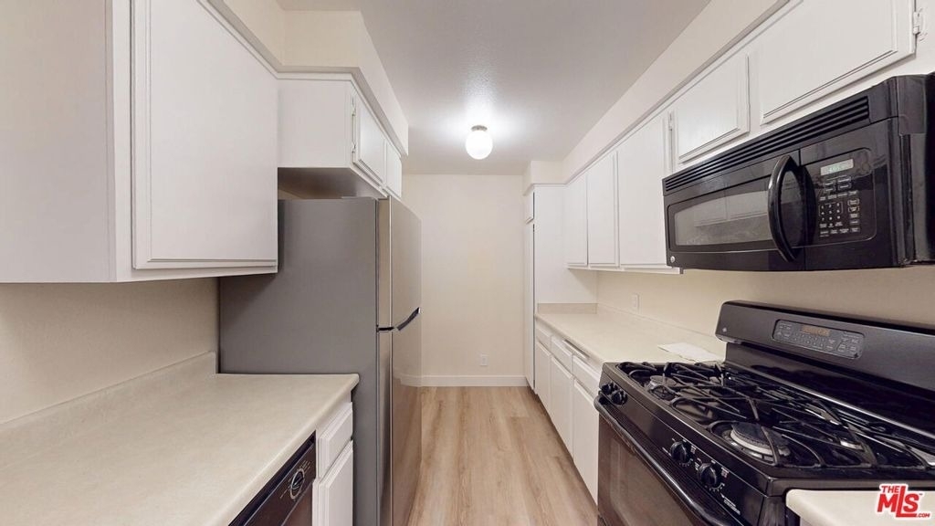 15215 Magnolia Boulevard - Photo 4