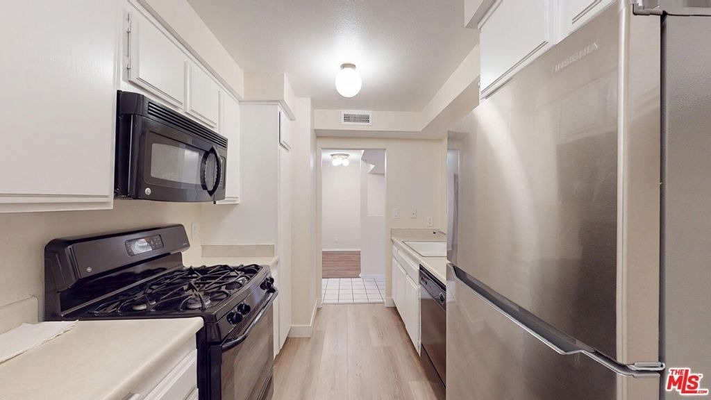 15215 Magnolia Boulevard - Photo 5