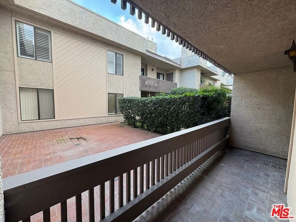 15215 Magnolia Boulevard - Photo 14