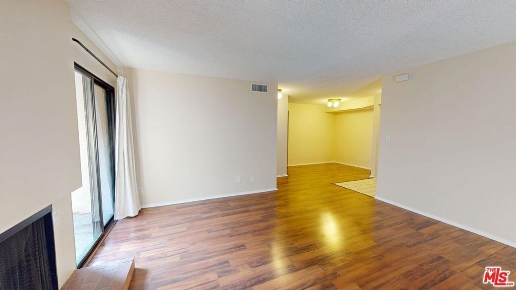 15215 Magnolia Boulevard - Photo 2