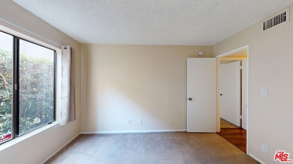 15215 Magnolia Boulevard - Photo 7