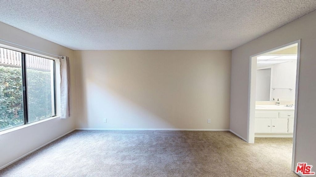 15215 Magnolia Boulevard - Photo 9