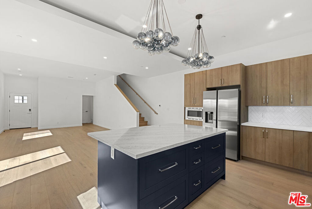 824 N Orange Grove Avenue - Photo 2