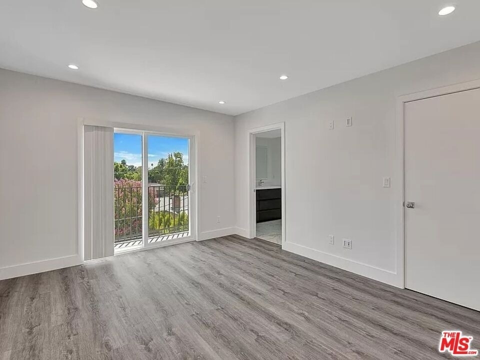 5752 Kester Avenue - Photo 4