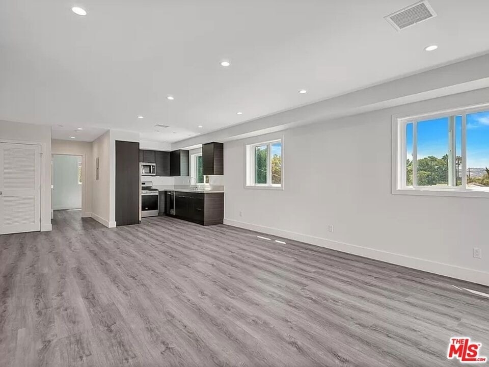 5752 Kester Avenue - Photo 2