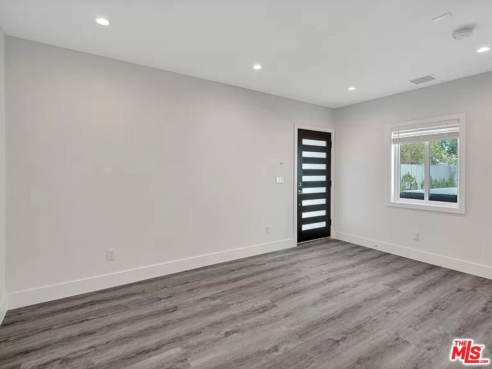 5752 Kester Avenue - Photo 8