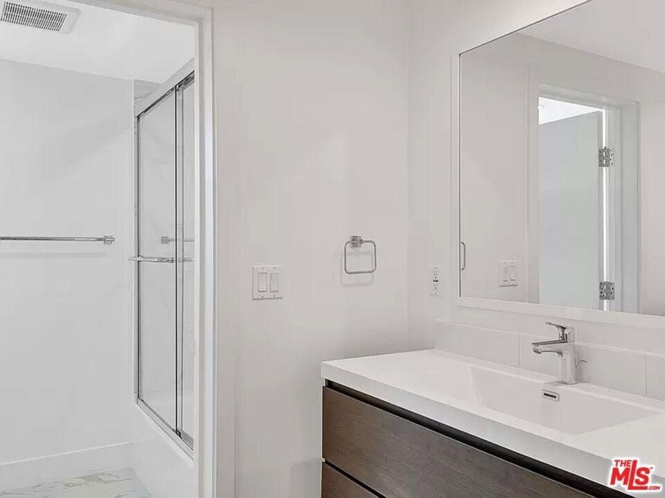 5752 Kester Avenue - Photo 5