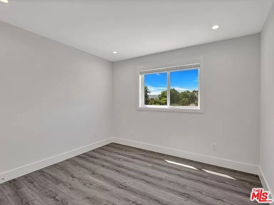 5752 Kester Avenue - Photo 10