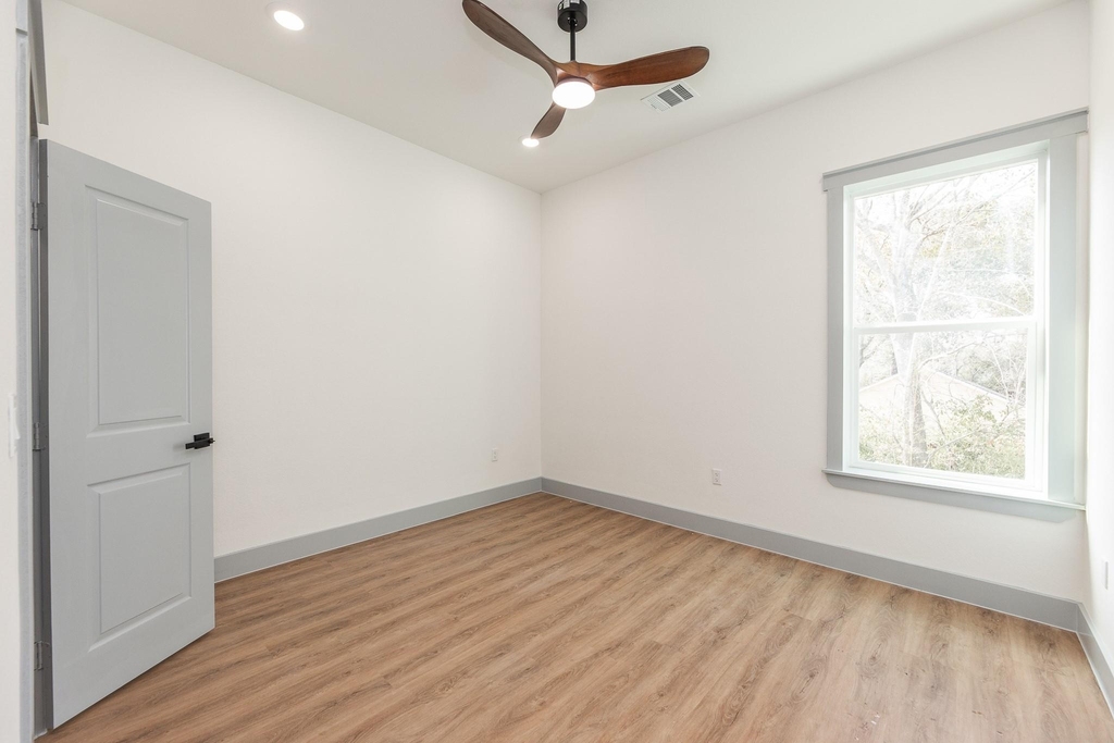 704 S 1st Street - Photo 9