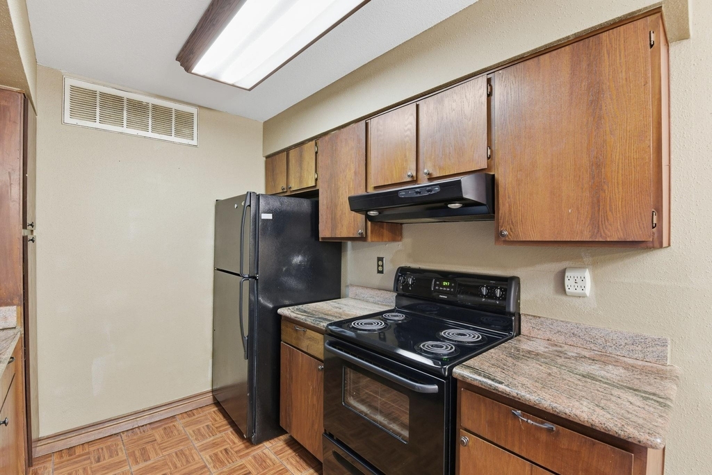 12905 Woodforest Boulevard - Photo 14