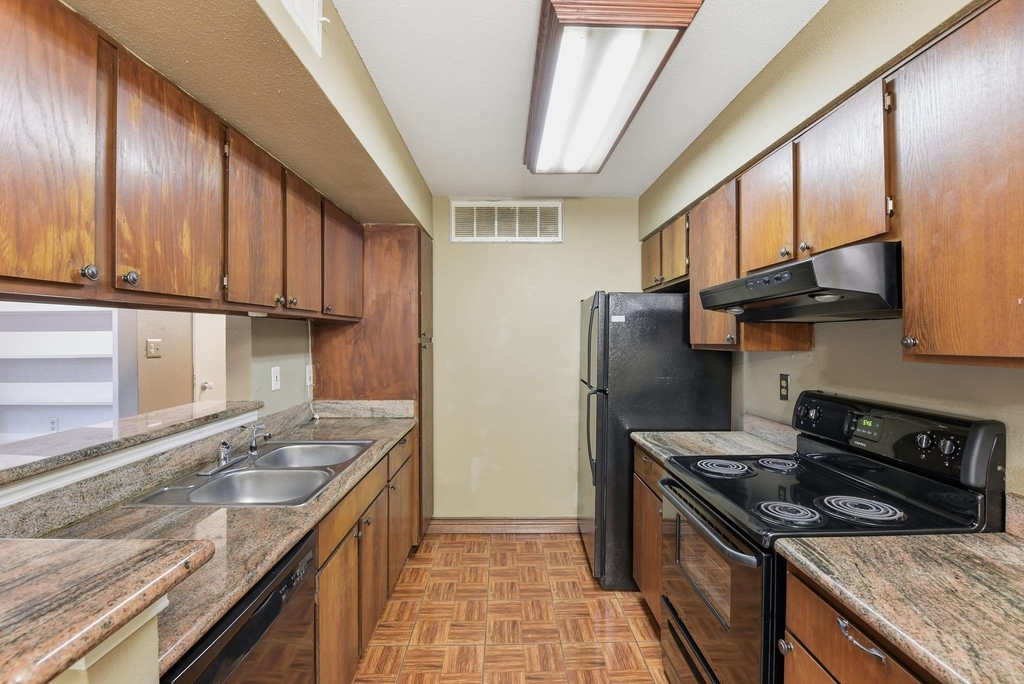 12905 Woodforest Boulevard - Photo 13
