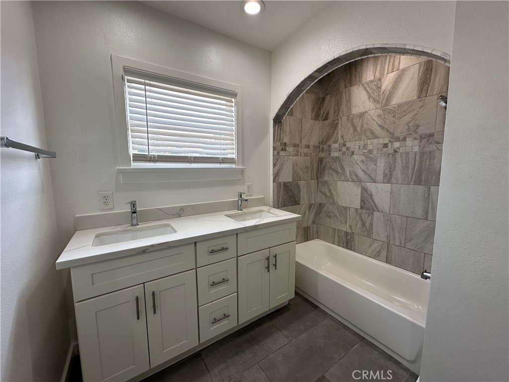 1054 N Euclid - Photo 11
