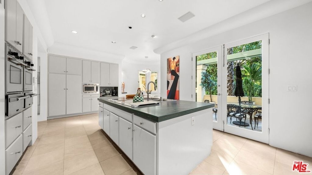 1368 Doheny Place - Photo 11