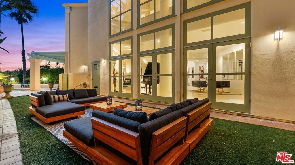 1368 Doheny Place - Photo 0