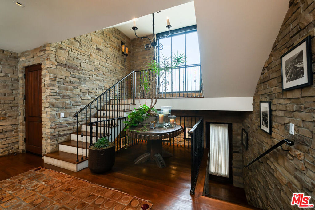 964 Palisades Beach Road - Photo 15