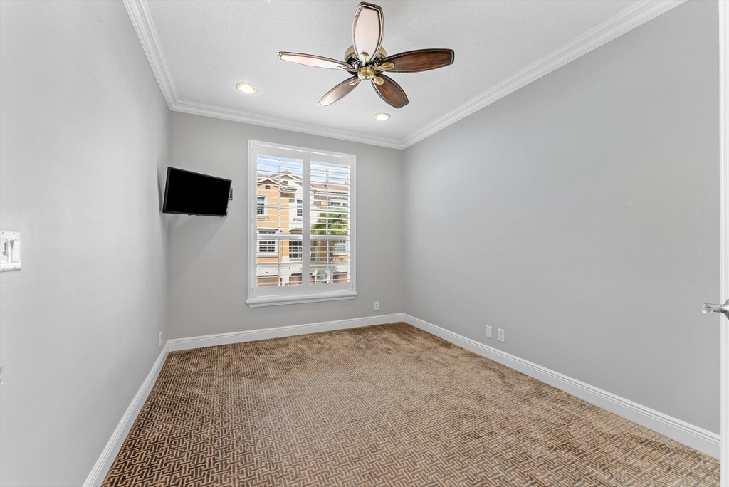 604 Ne Francesca Lane - Photo 29