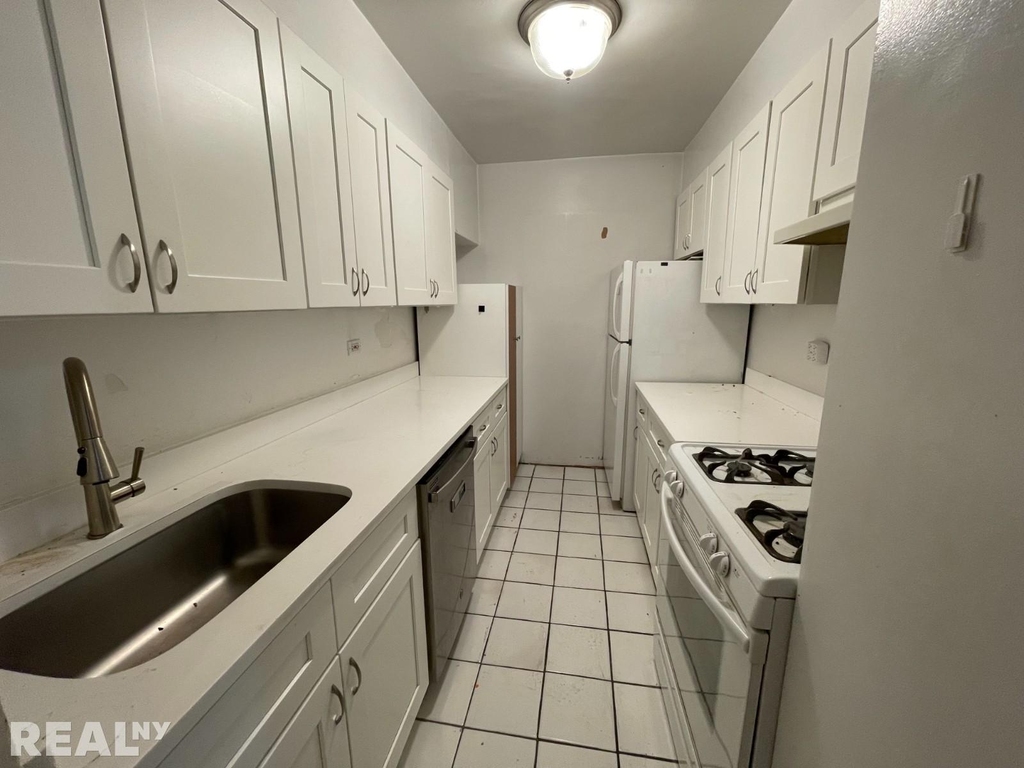 240 E 82nd St - Photo 5