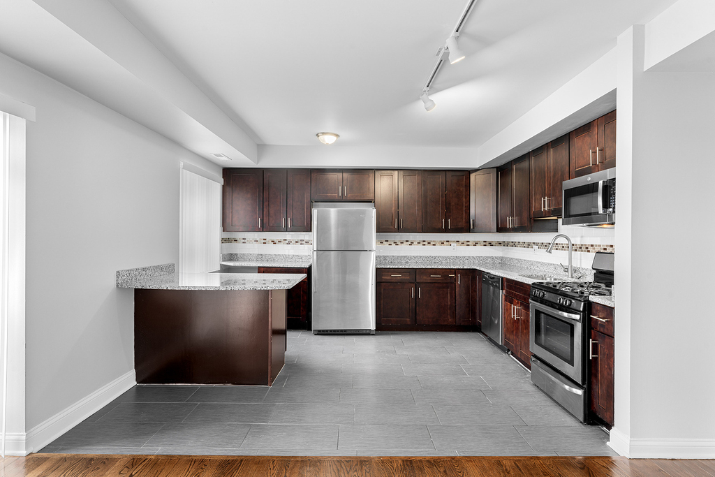 2451 W Howard Street - Photo 4