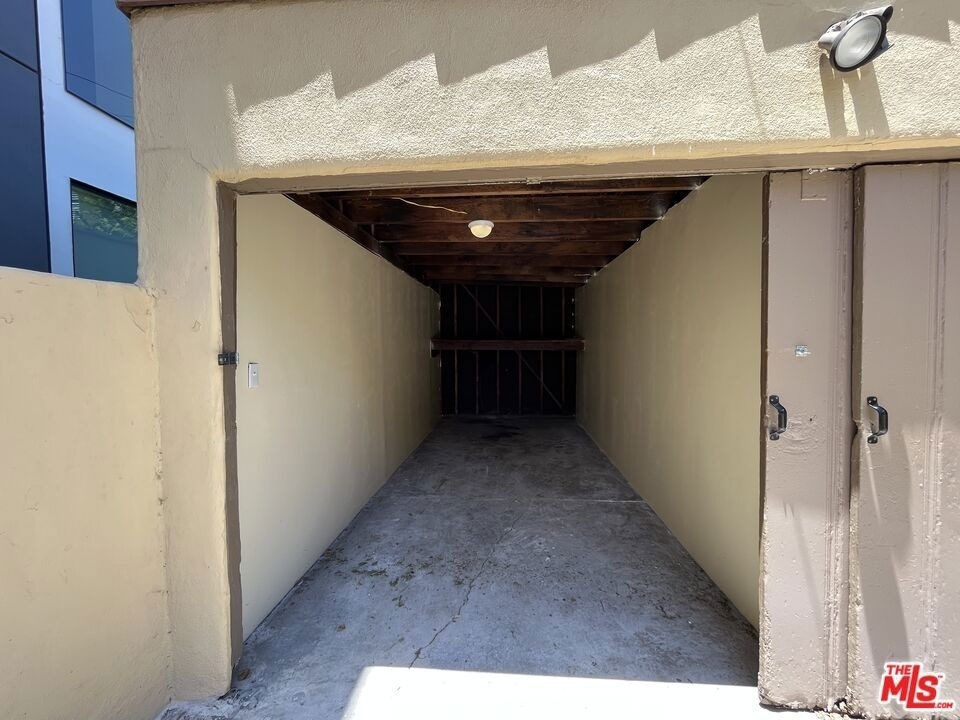 1807 S Redondo Boulevard - Photo 22