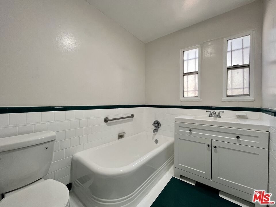 1807 S Redondo Boulevard - Photo 12