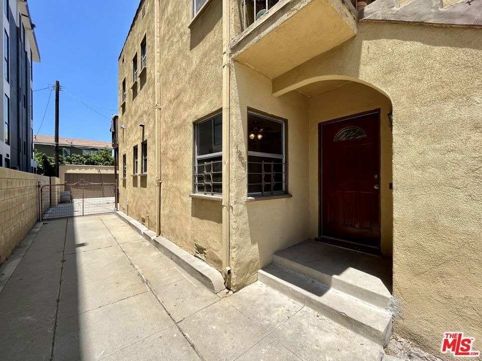 1807 S Redondo Boulevard - Photo 19