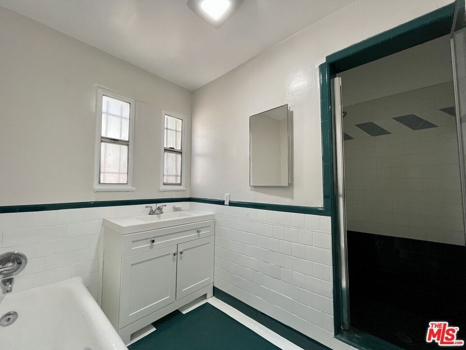 1807 S Redondo Boulevard - Photo 13