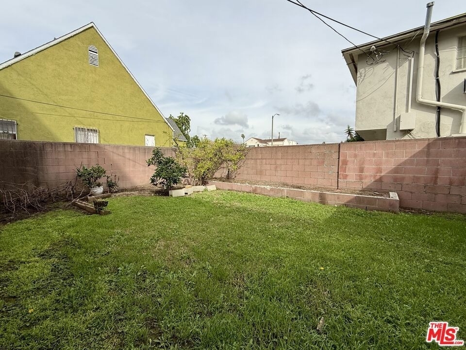 1807 S Redondo Boulevard - Photo 17