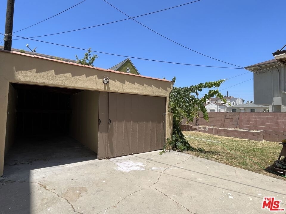 1807 S Redondo Boulevard - Photo 20