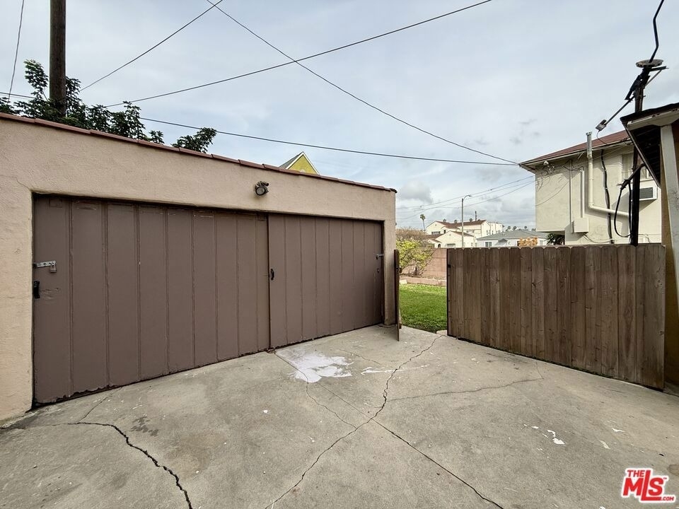 1807 S Redondo Boulevard - Photo 23