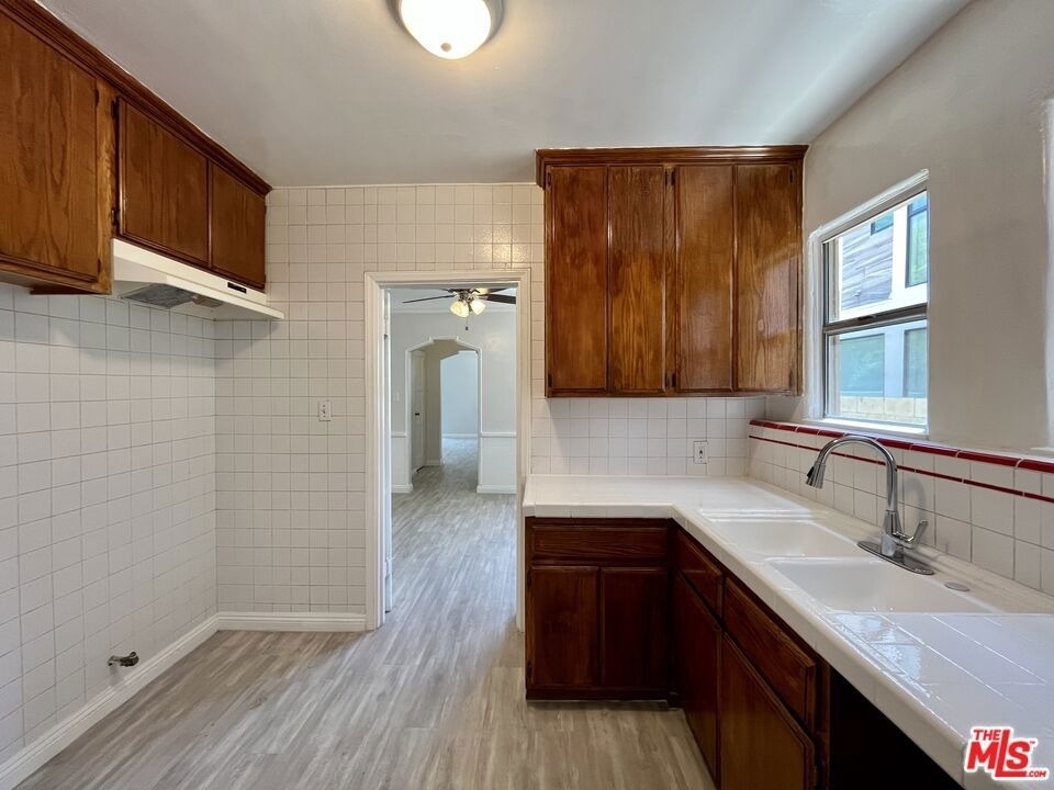 1807 S Redondo Boulevard - Photo 3
