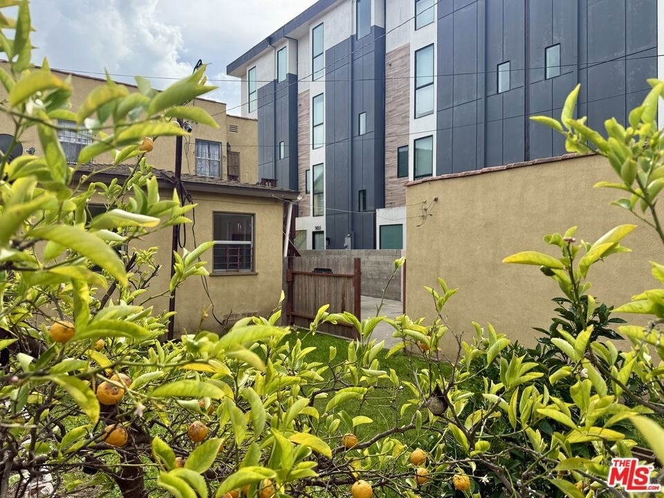 1807 S Redondo Boulevard - Photo 18