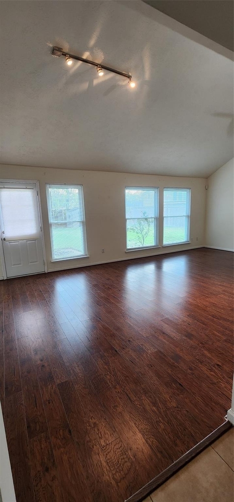 16807 Sussex Drive - Photo 16