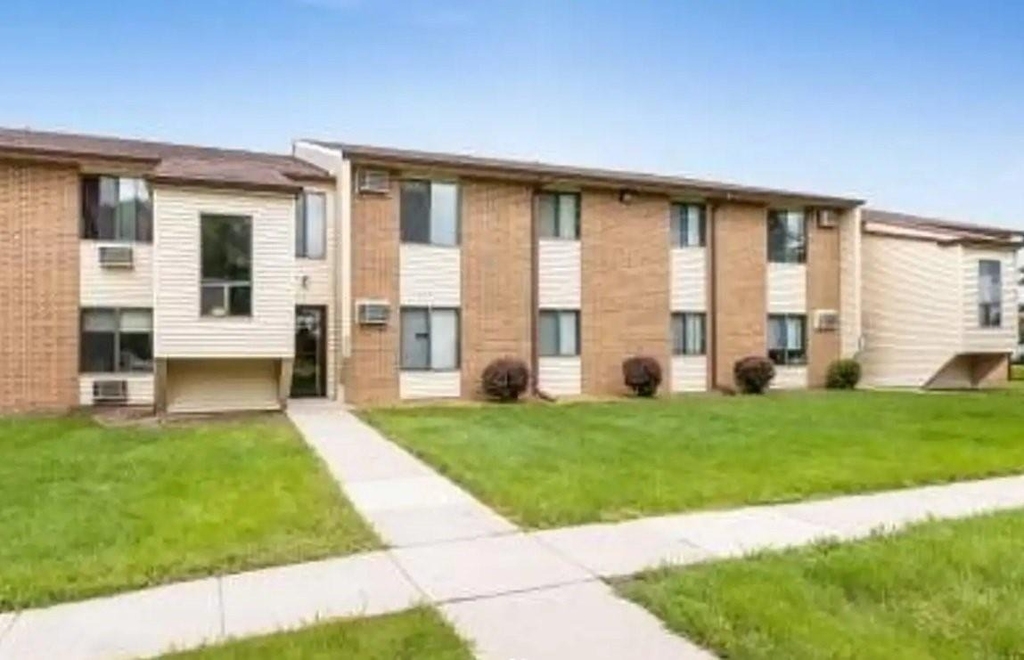 1127 S Linn Street - Photo 1