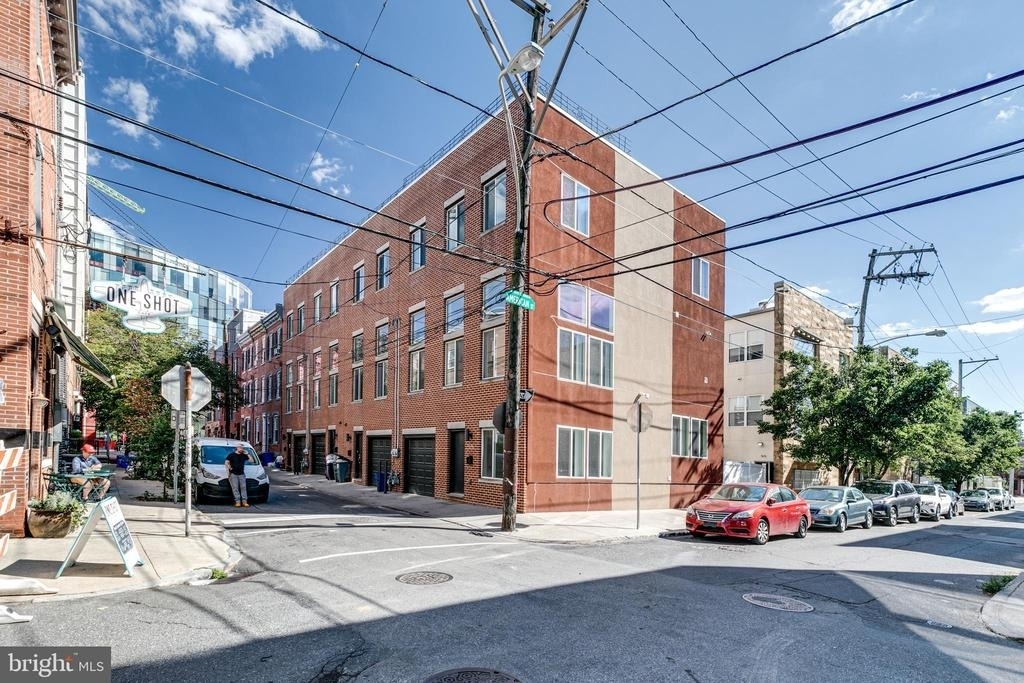 220 W George Street - Photo 2