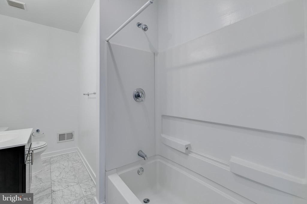 220 W George Street - Photo 15