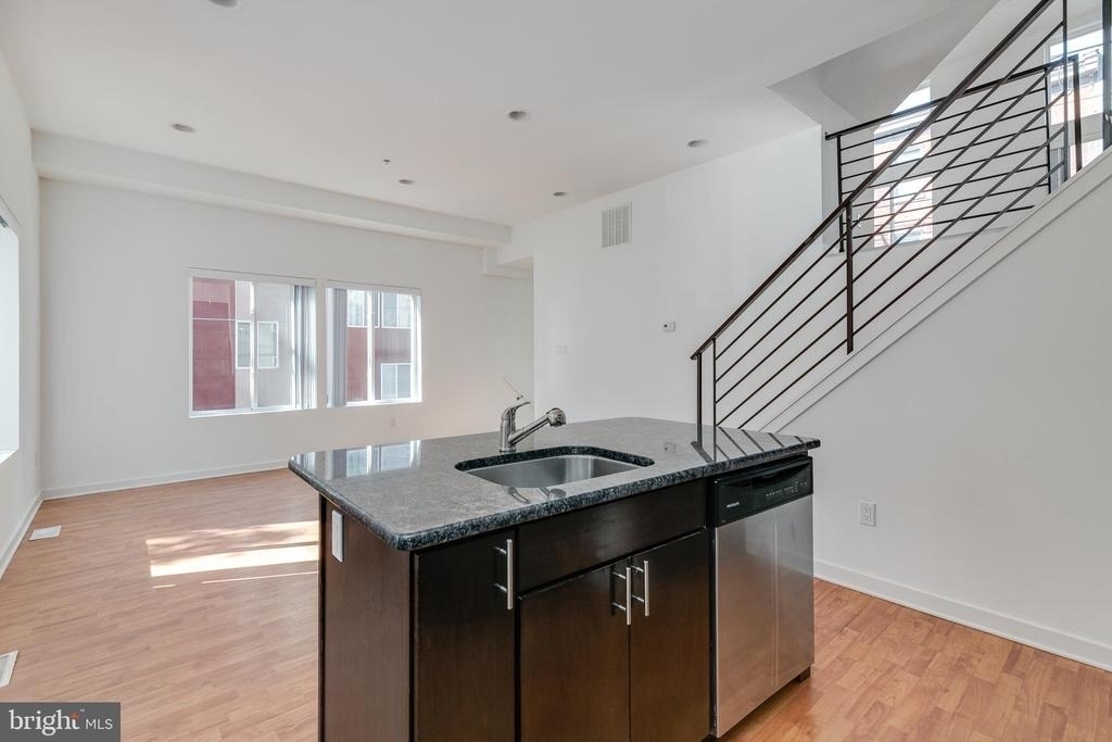220 W George Street - Photo 13