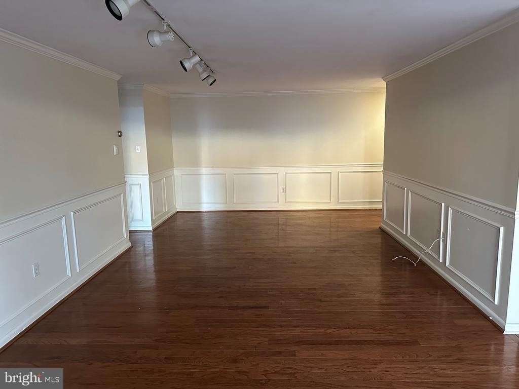 1637 Oakwood Drive - Photo 2