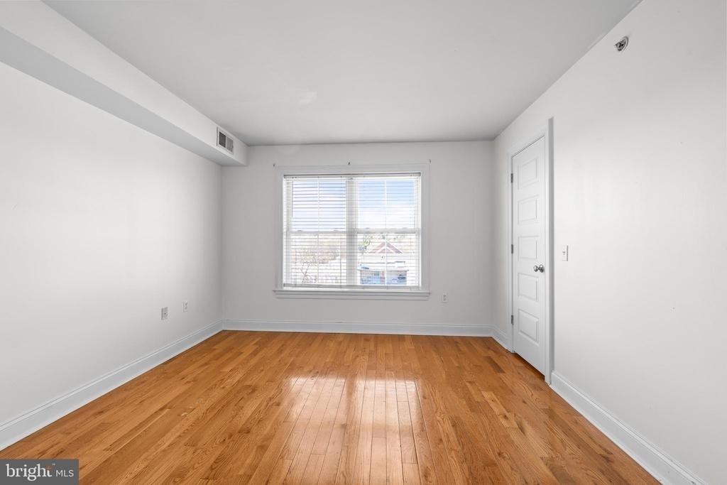 711 Windsor Street - Photo 10