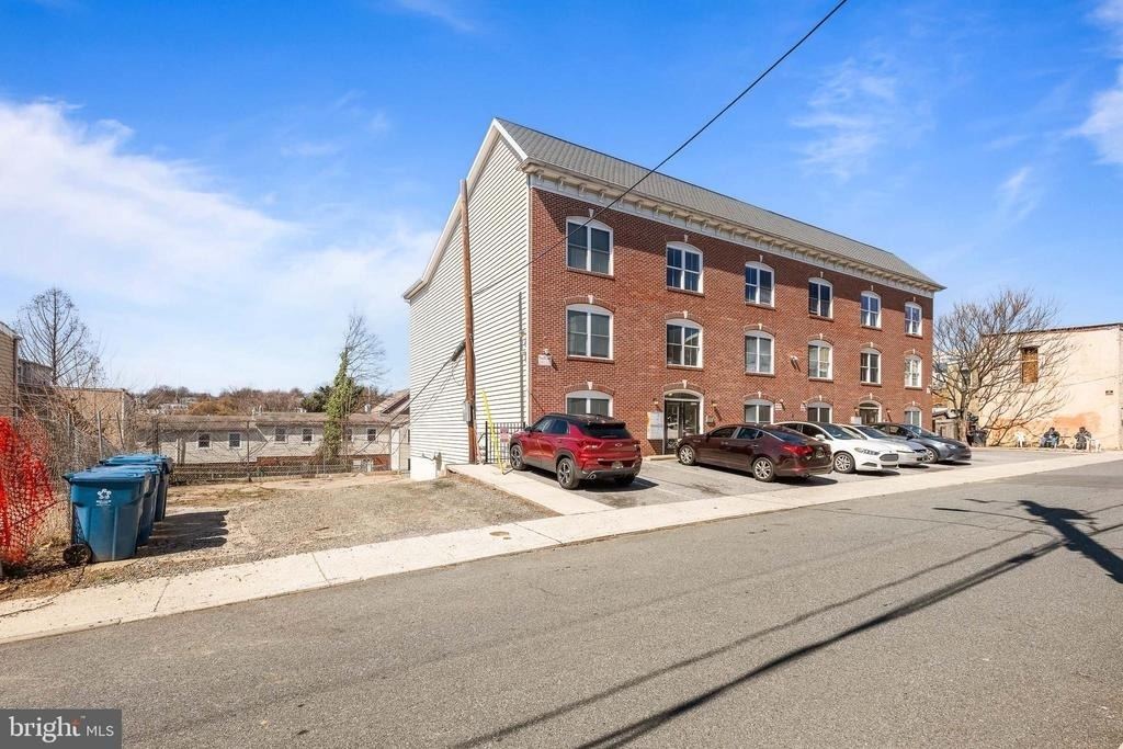 711 Windsor Street - Photo 1