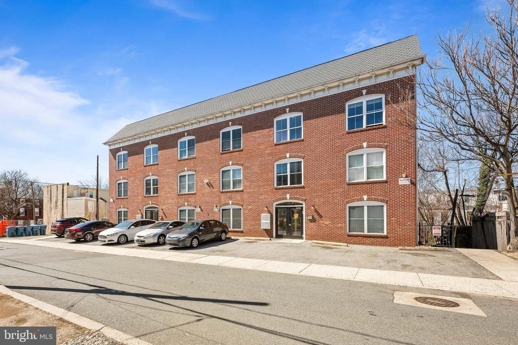 711 Windsor Street - Photo 2