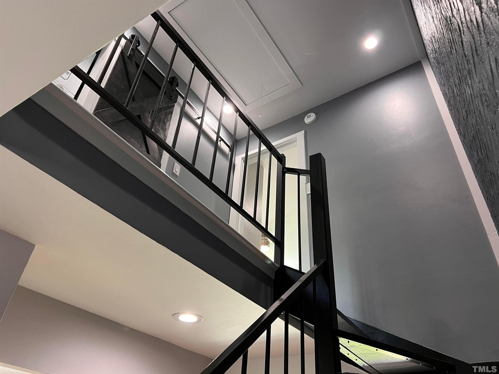 220 Elizabeth Street - Photo 16