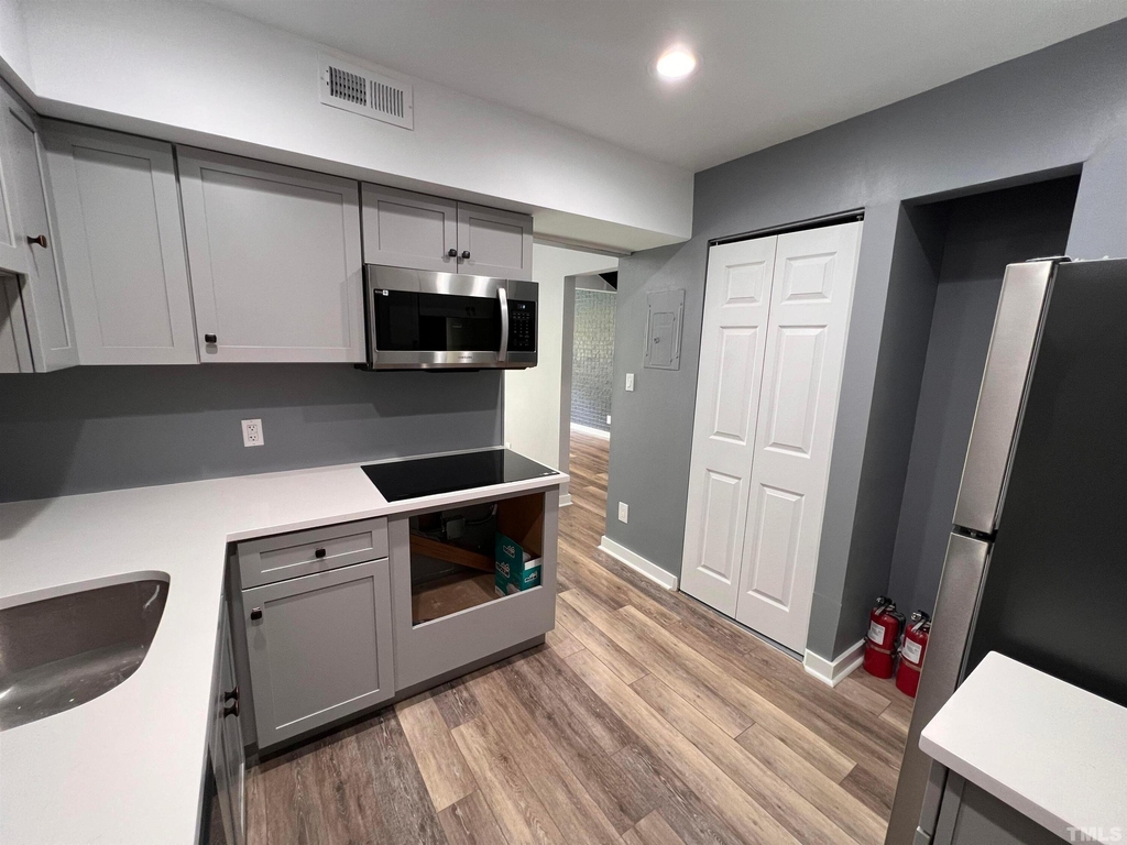 220 Elizabeth Street - Photo 12