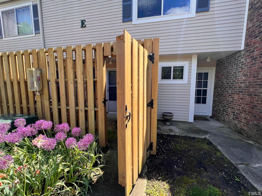 220 Elizabeth Street - Photo 46