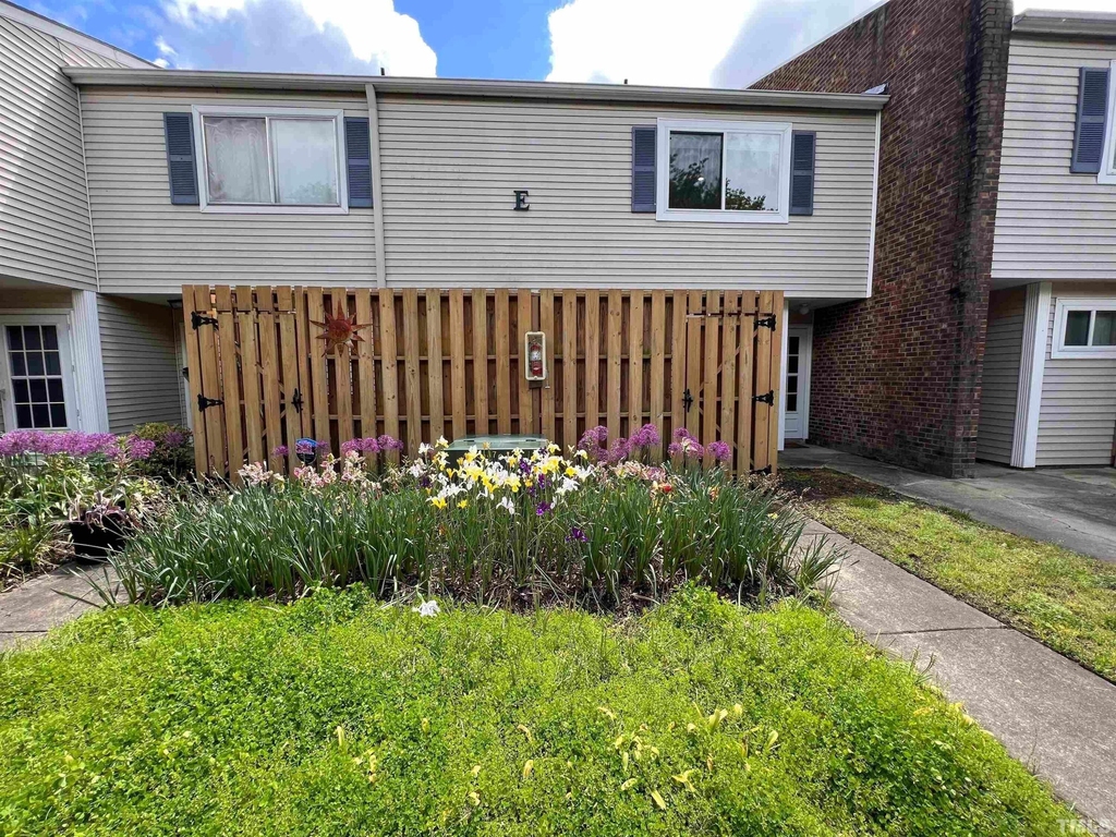 220 Elizabeth Street - Photo 1