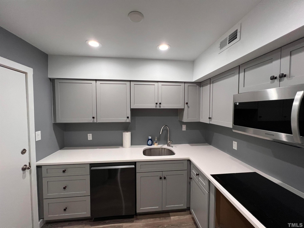 220 Elizabeth Street - Photo 13