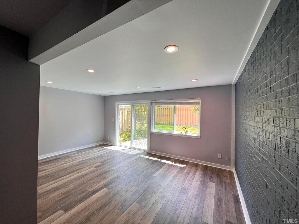 220 Elizabeth Street - Photo 8