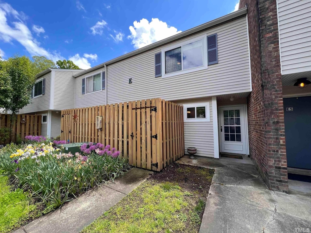 220 Elizabeth Street - Photo 0