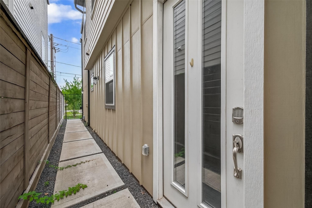 2617 Live Oak Street - Photo 2