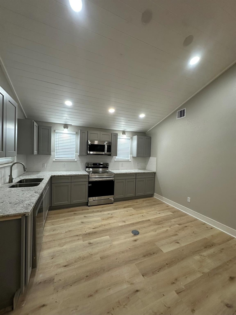 8223 Wallis Street - Photo 10