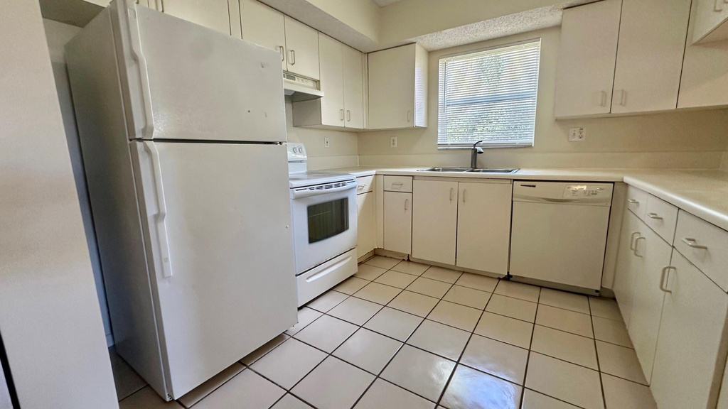 3299 Nw 44th Street - Photo 2